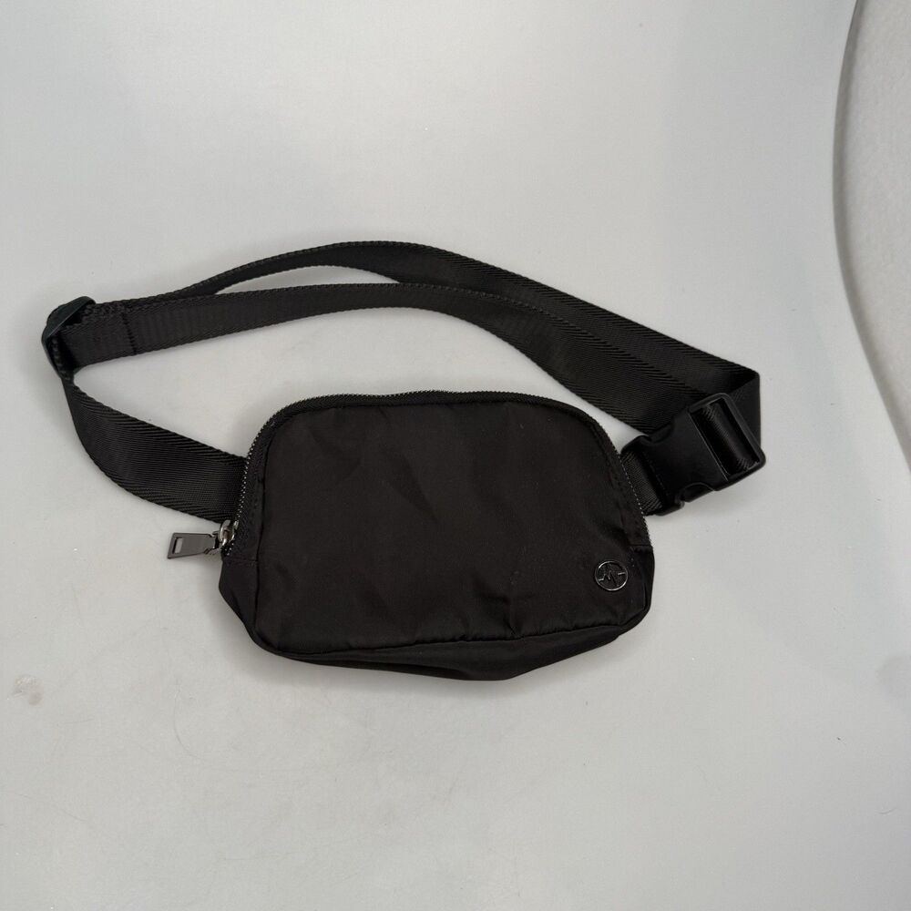 Pander Everywhere Belt Bag Black Nylon Fanny Pack Crossbody 8x5x2" EUC - Picture 4 of 16